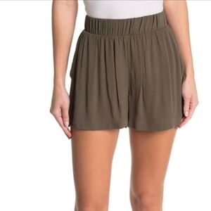 MADISON THE LABEL OLIVE GREEN SHORT SIZE MEDIUM